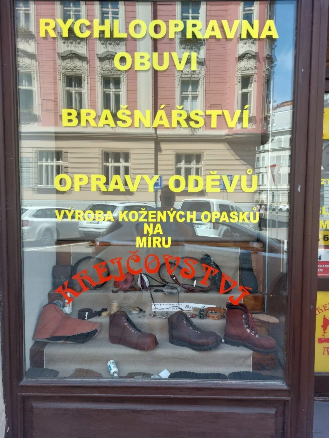 Výloha provozovny Rychloopravna obuvi + brašnářství v Havířově