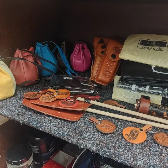Kožené doplňky, pouzdra a drobné výrobky vystavené v dílně.