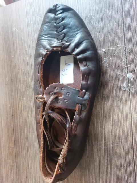 Detail kožené obuvi a řemeslného zpracování.