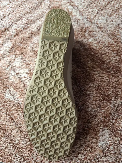 Detail nové světlé podešve s jemným vzorem po opravě.