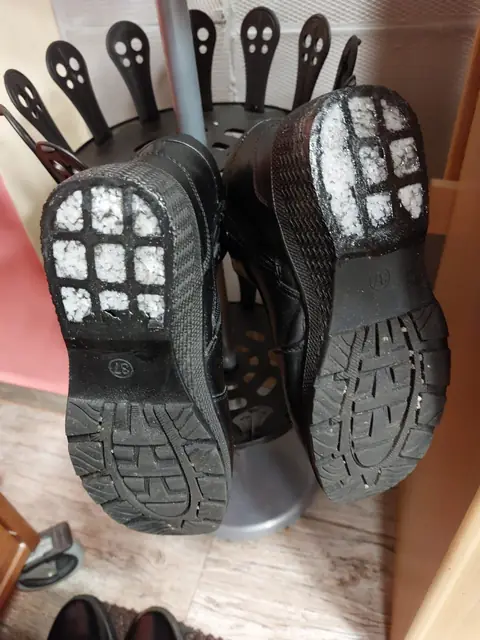 Detail podešve a protiskluzové úpravy.