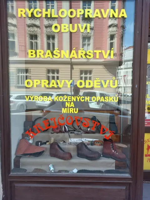 Provozovna Rychloopravna obuvi + brašnářství na Dlouhé třídě.